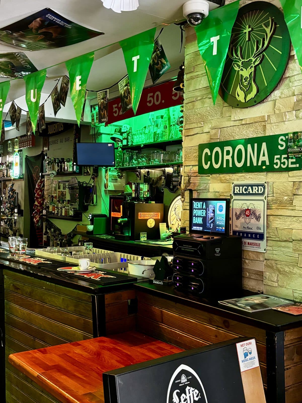 Borne Revive derrière le comptoir d'un pub